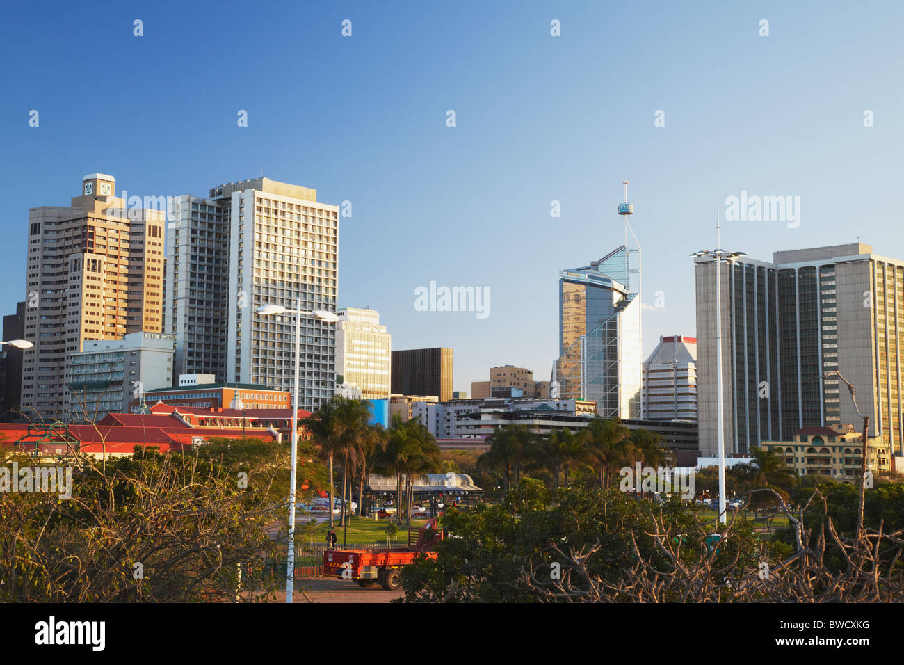 Vista del centro della città di grattacieli, Durban, KwaZulu-Natal, Sud Africa Foto Stock