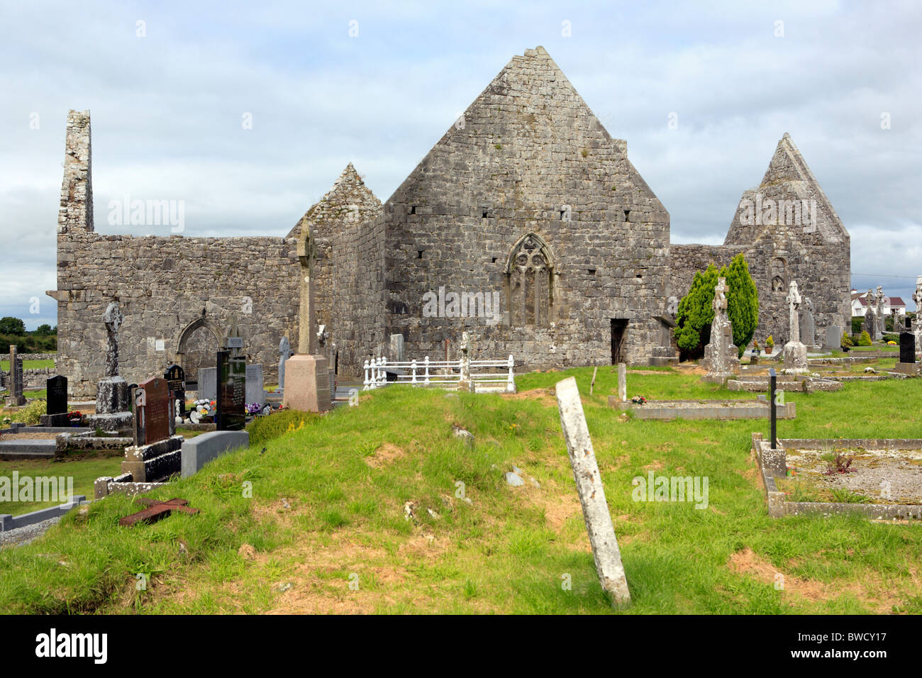 La chiesa (11-13 sec.), Kilmacduagh, contea di Galway, Irlanda Foto Stock