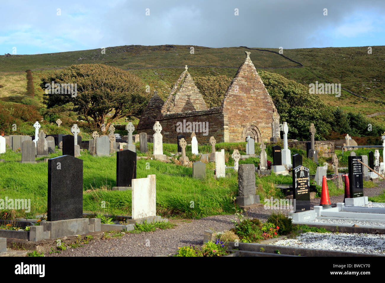 Kilmalkedar chiesa (XII secolo), la penisola di Dingle, Contea di Kerry, Irlanda Foto Stock