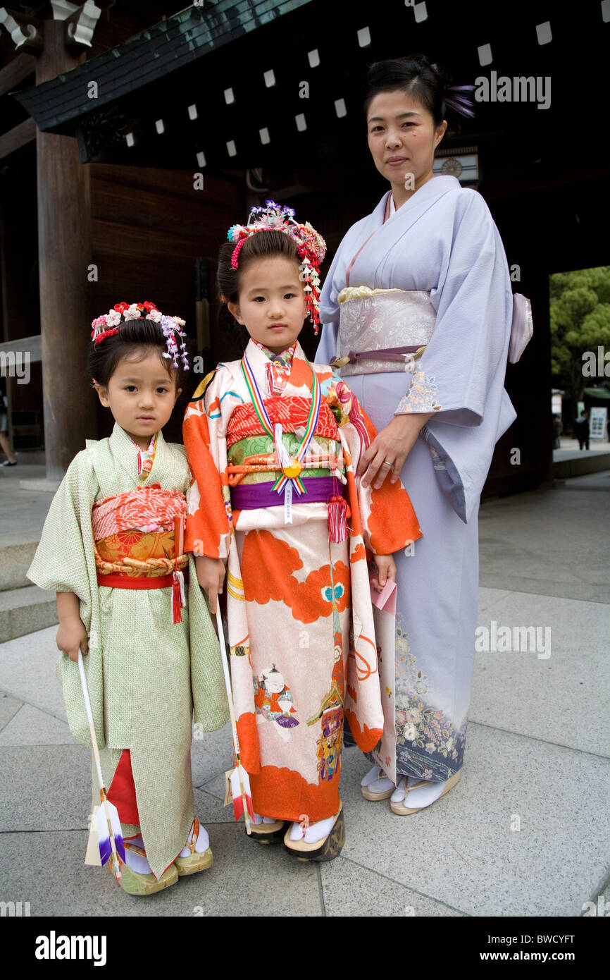Madre e bambini vestiti con i tradizionali kimono, Tokyo, Giappone Foto  stock - Alamy