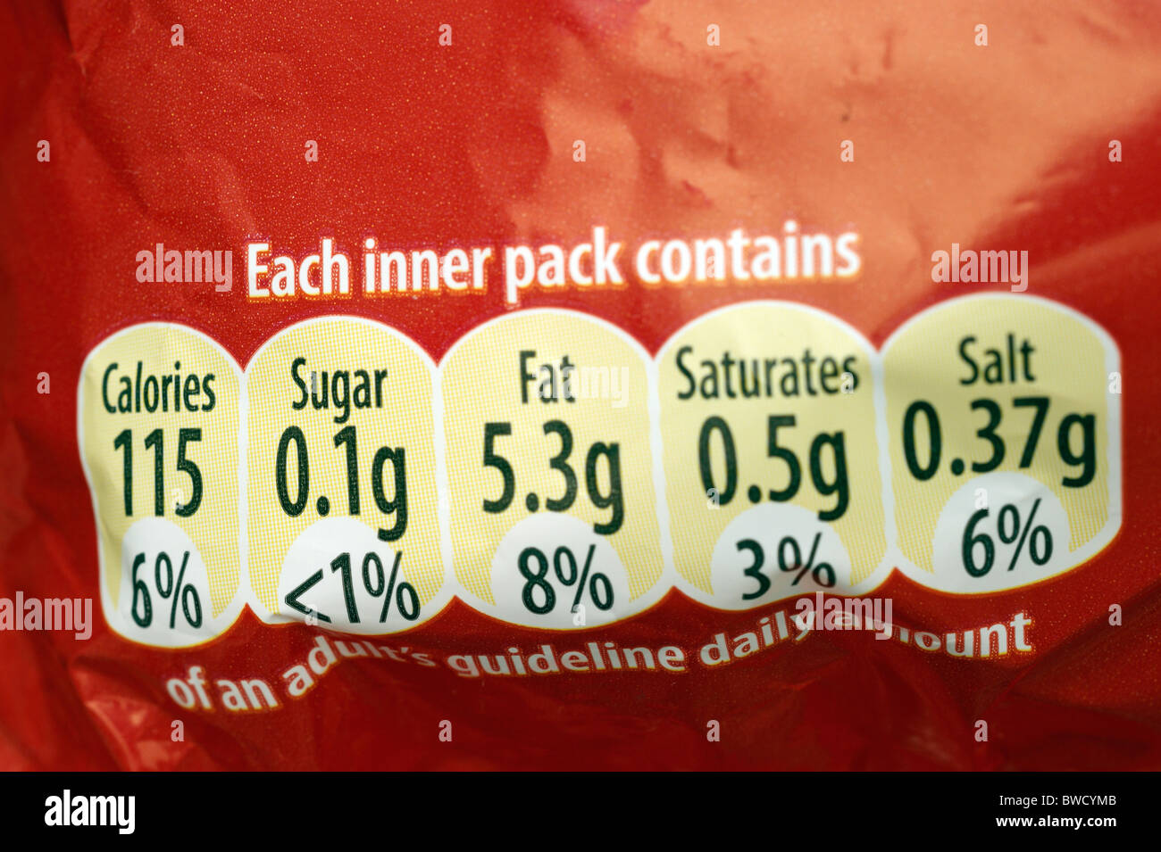 Il pacchetto di patatine con le informazioni nutrizionali e linee guida Foto Stock