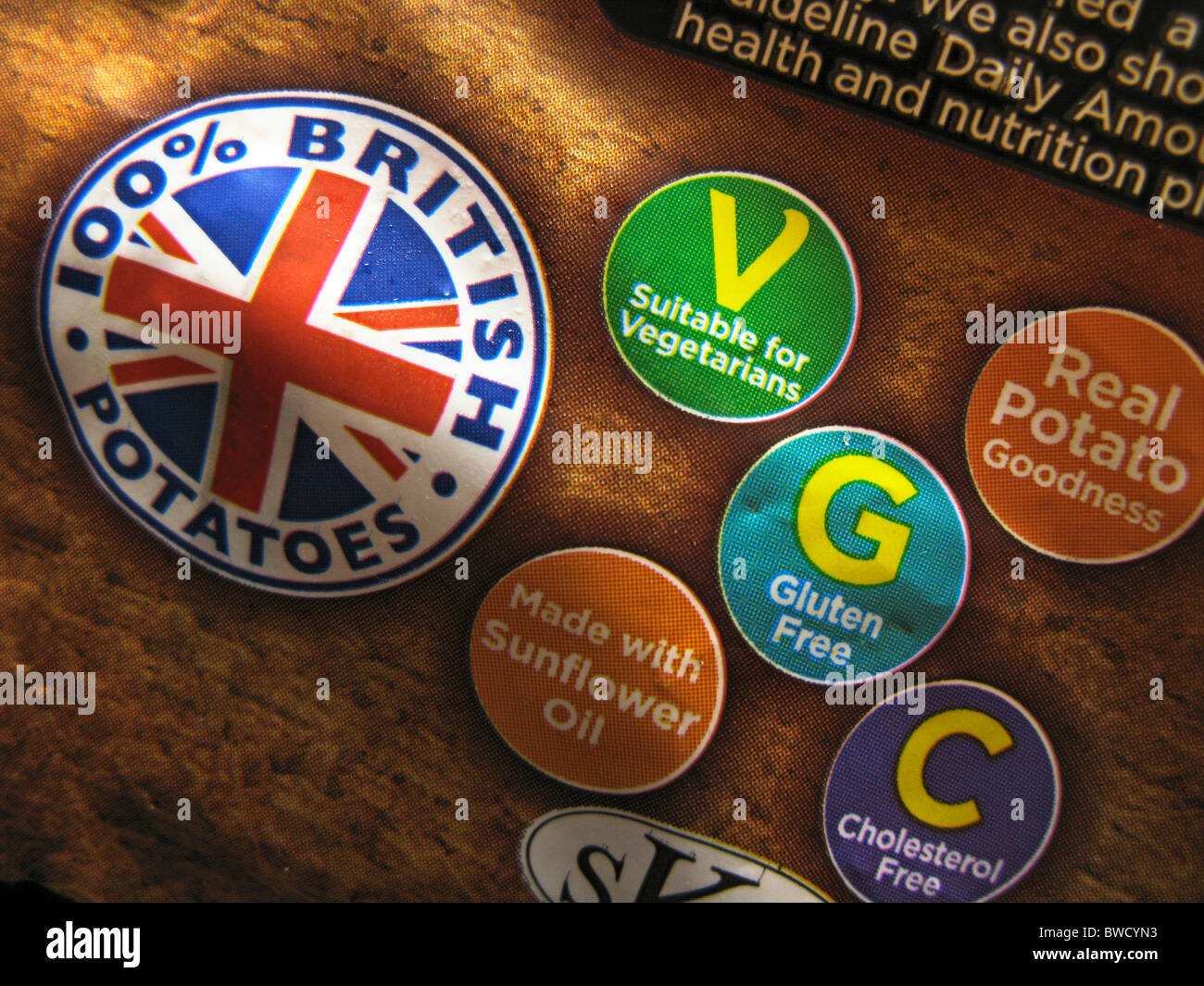Salute & etichettatura nutrizionale su un pacchetto di chip del forno con il logo britannico emblema Foto Stock