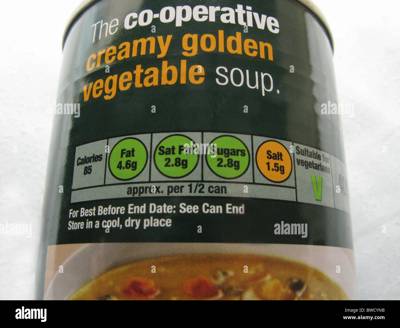 "Semaforo" sistema di informazioni nutrizionali orientamenti su una lattina di zuppa Foto Stock