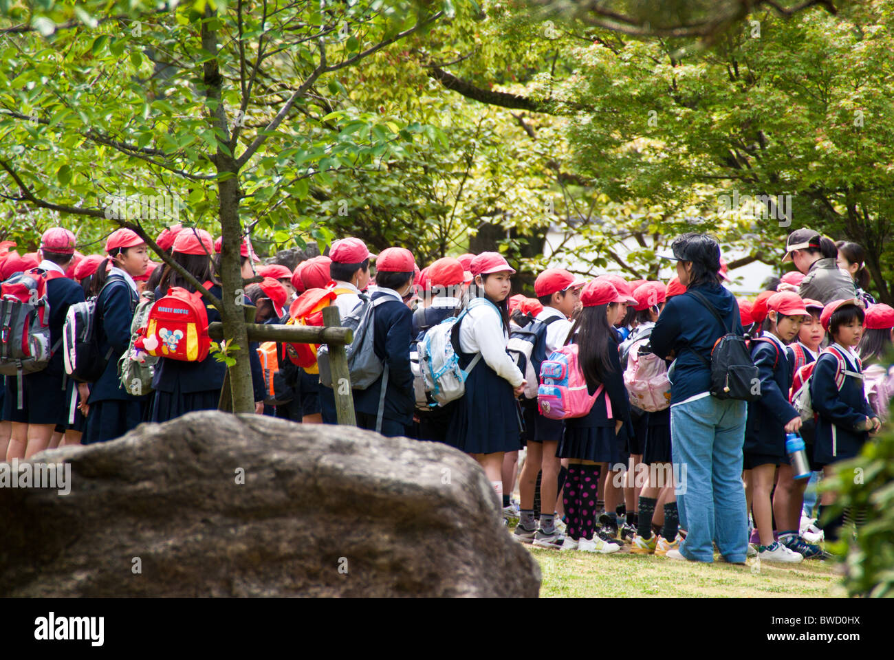 Un gruppo di scuola giapponese di bambini su un' escursione / gita in Wakayama Foto Stock