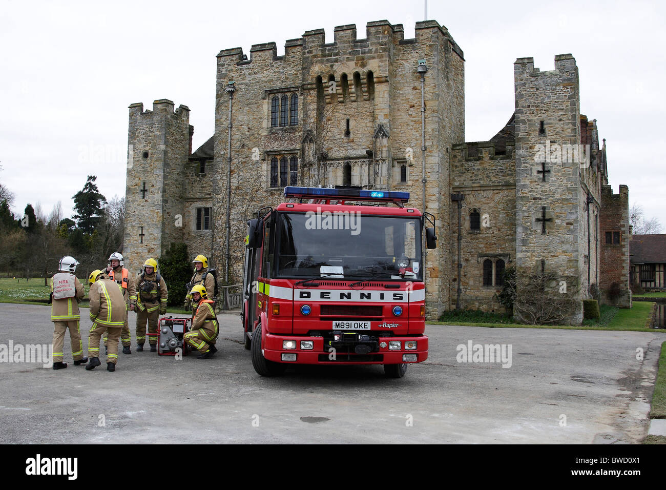Kent Fire motore nella parte anteriore del castello Foto Stock