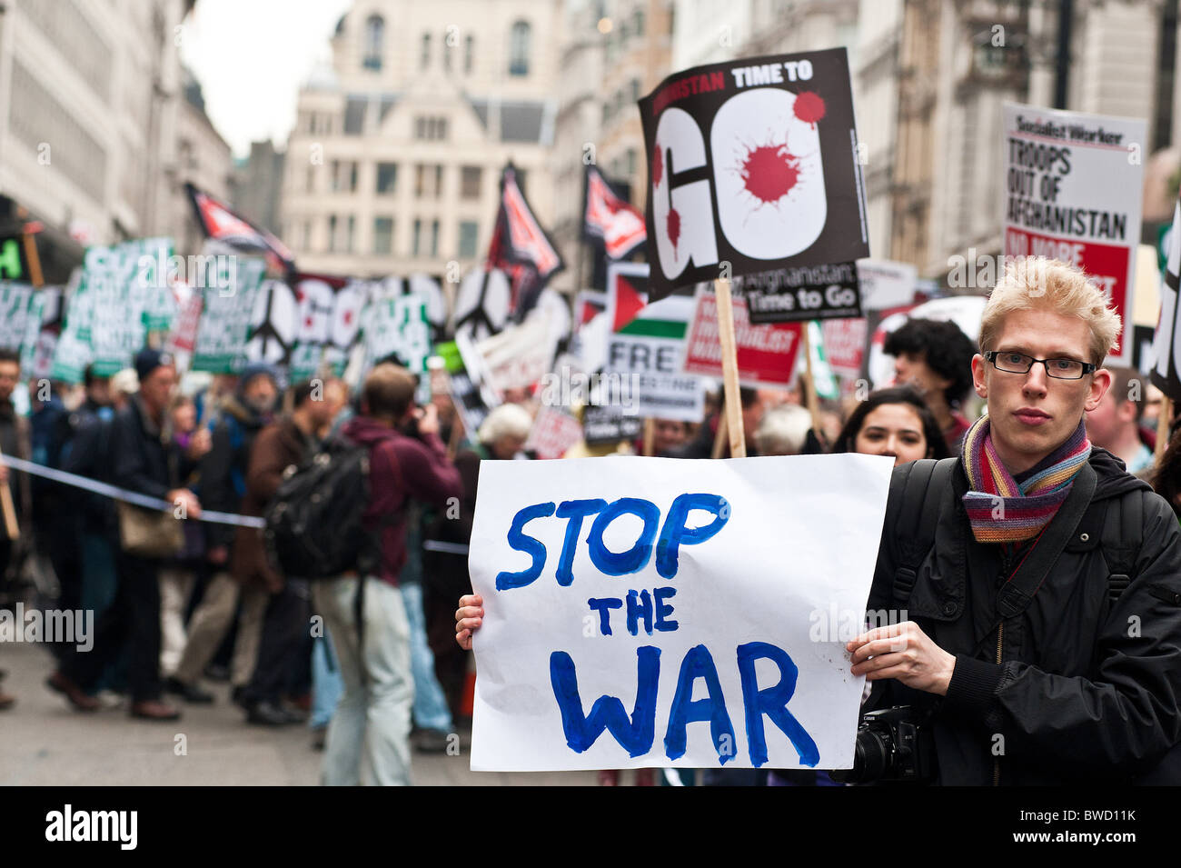 20/11/2010 egli interrompere la coalizione bellica marzo da Hyde Park per un rally in Trafalgar Square per l'Afghanistan: tempo di andare al campo Foto Stock