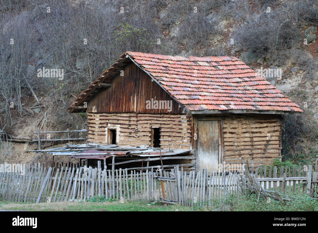 Legno tradizionale e costruzione di argilla nei Balcani bulgaro Foto Stock