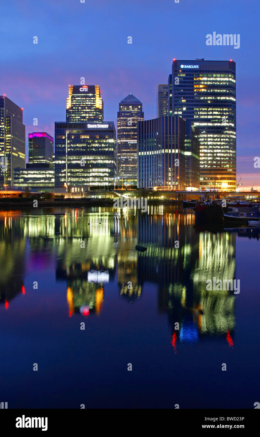 Canary Wharf visto di notte da Blackwall bacino, Londra, Inghilterra Foto Stock