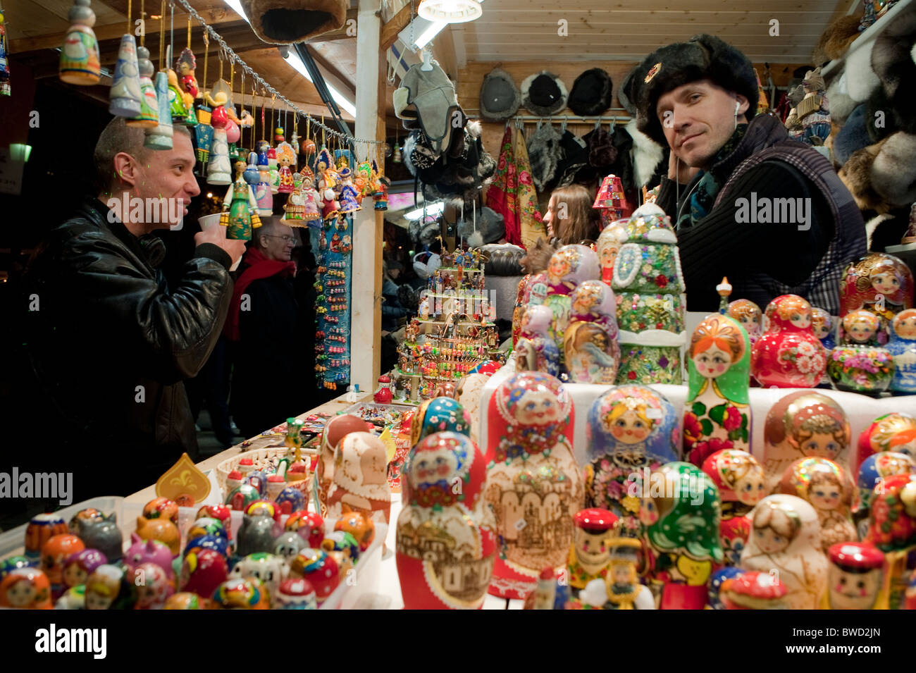 Parigi, Francia, shopping natalizio, bambole russe, Matriochka, Al tradizionale mercatino di Natale sugli Champs Elysees, Natale a Parigi Foto Stock