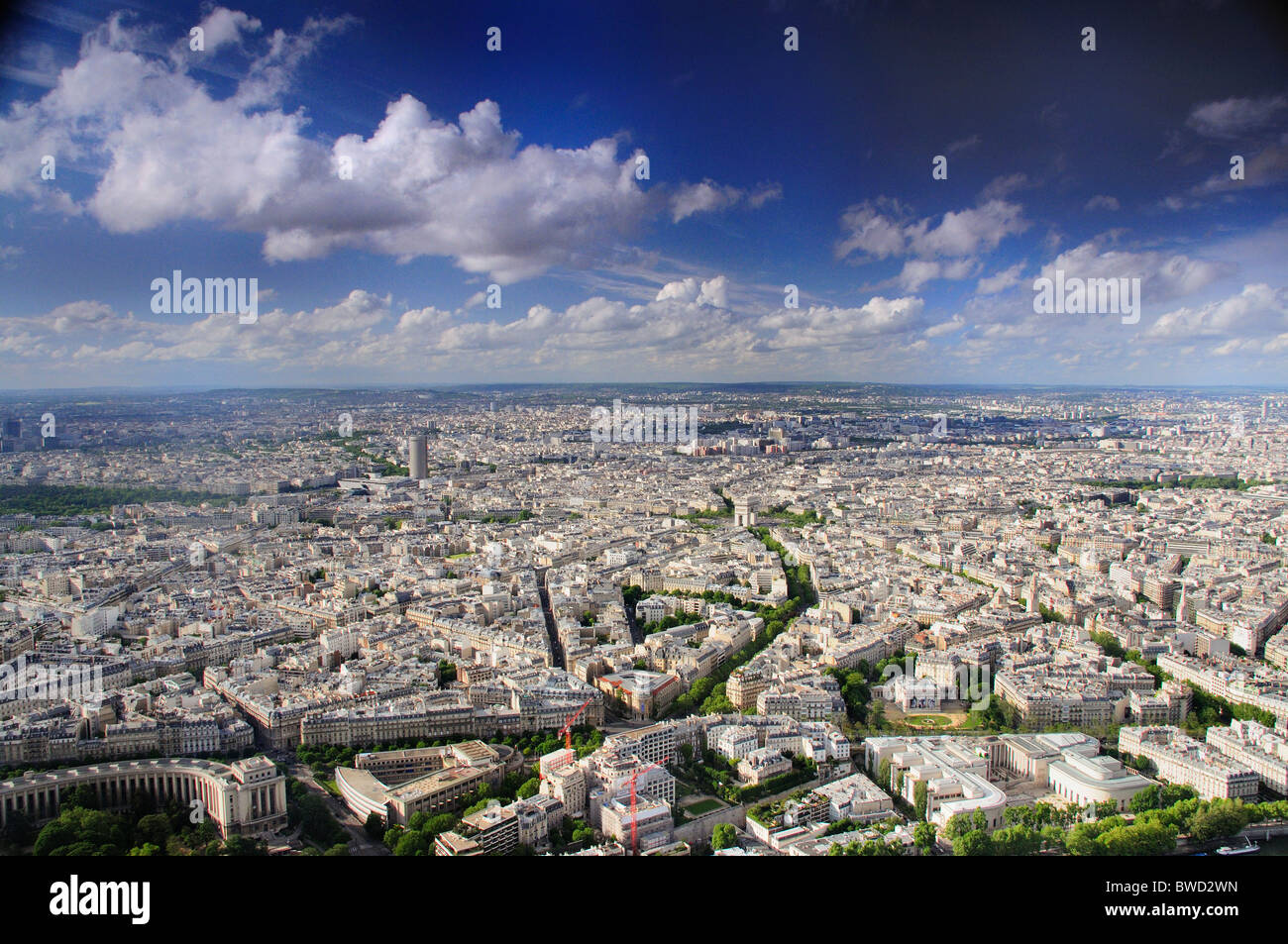 Vista nord dalla Torre Eiffel a Parigi mostra Arc de Triomphe nel centro Foto Stock