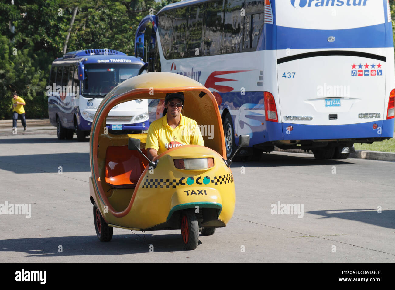 Cubano Buggy coco taxi sulla strada, La Habana - Havana Cuba Ottobre 2010 Foto Stock