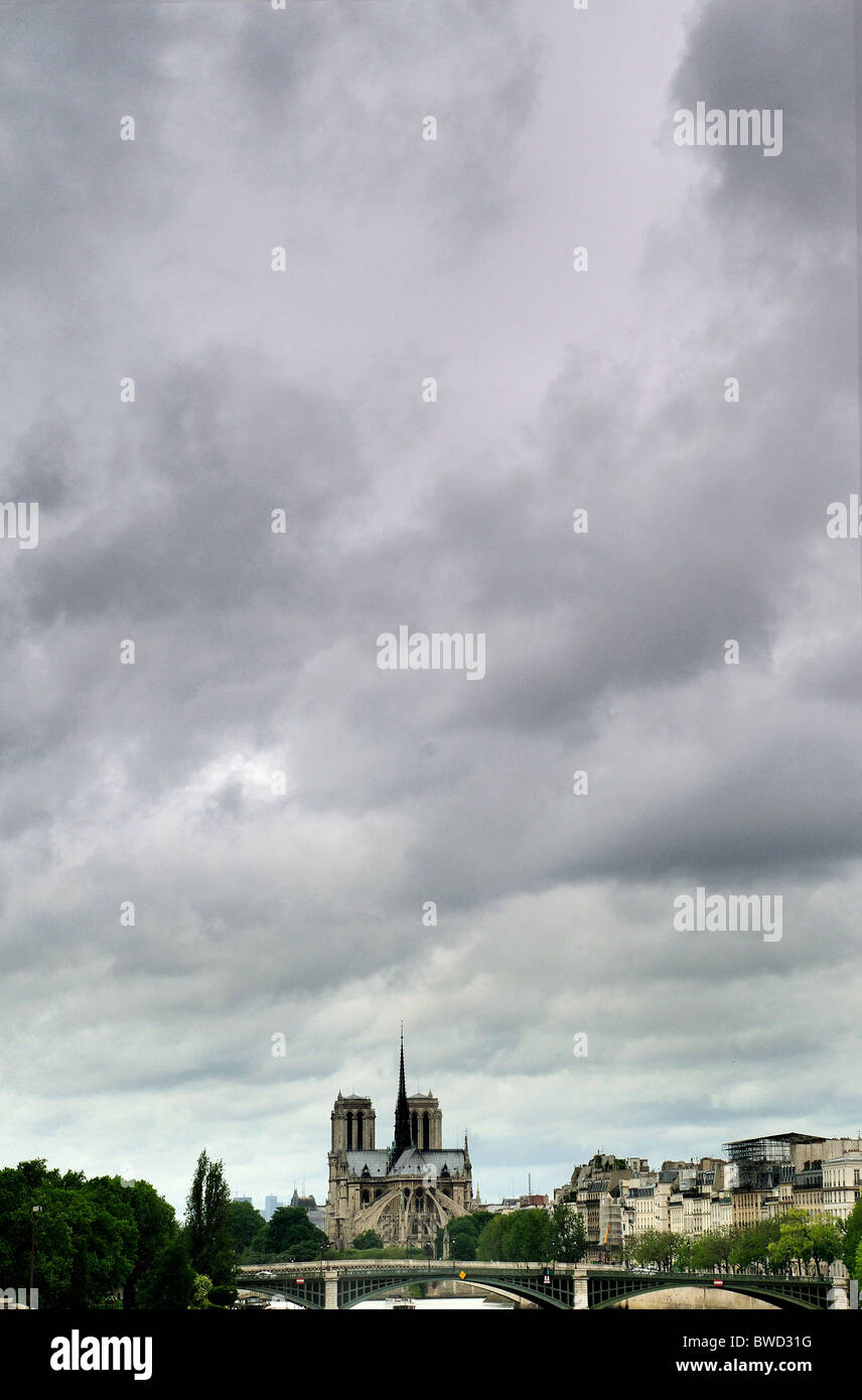 La cattedrale di Notre Dame e il cielo in tempesta Foto Stock