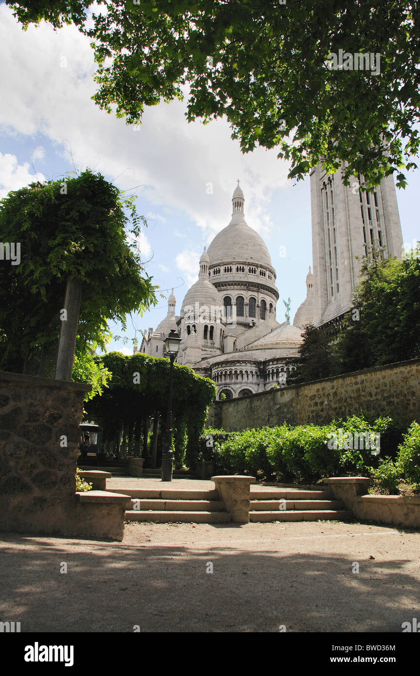 Vista posteriore del Sacre Coeur da Parc de la Turlure, Montmartre, Parigi, Francia Foto Stock