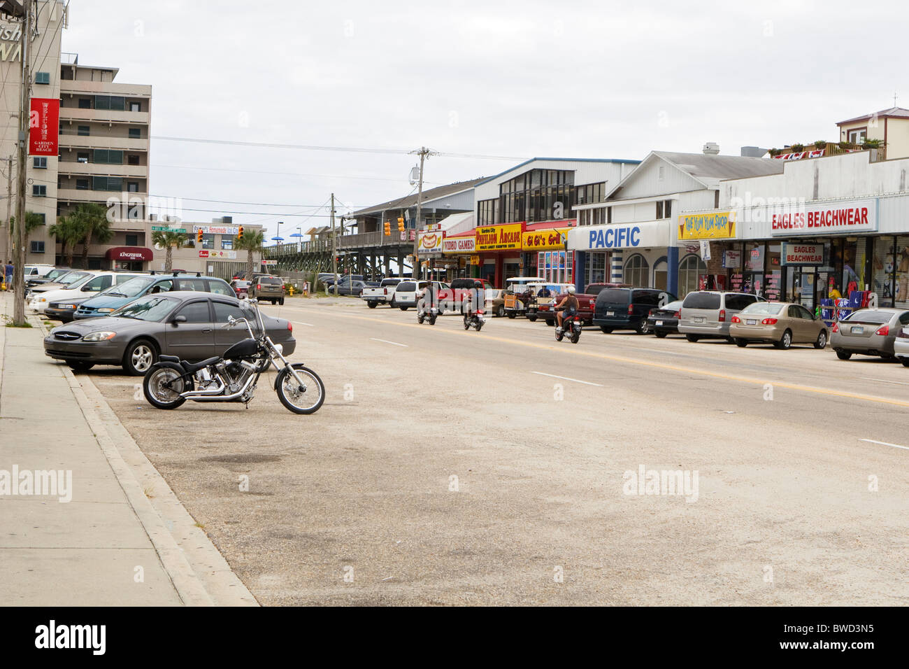 Negozi, ristoranti e un hotel lungo la Atlantic Avenue nella piccola cittadina di Città Giardino, SC, a sud di Myrtle Beach, SC, STATI UNITI D'AMERICA Foto Stock