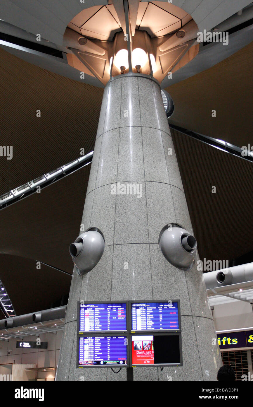 Display elettronici presso l'Aeroporto Internazionale di Kuala Lumpur in Malesia. Foto Stock