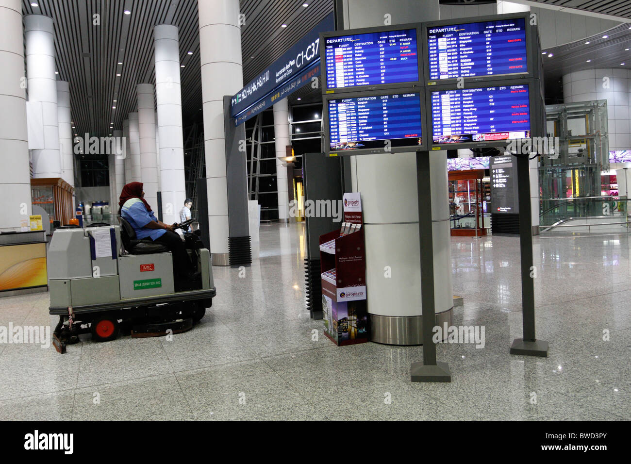 Display elettronici presso l'Aeroporto Internazionale di Kuala Lumpur in Malesia. Foto Stock