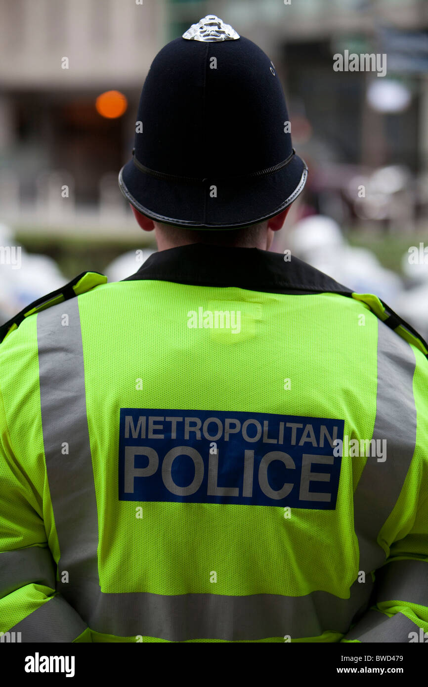 Vista posteriore di un poliziotto metropolitano, Foto Stock