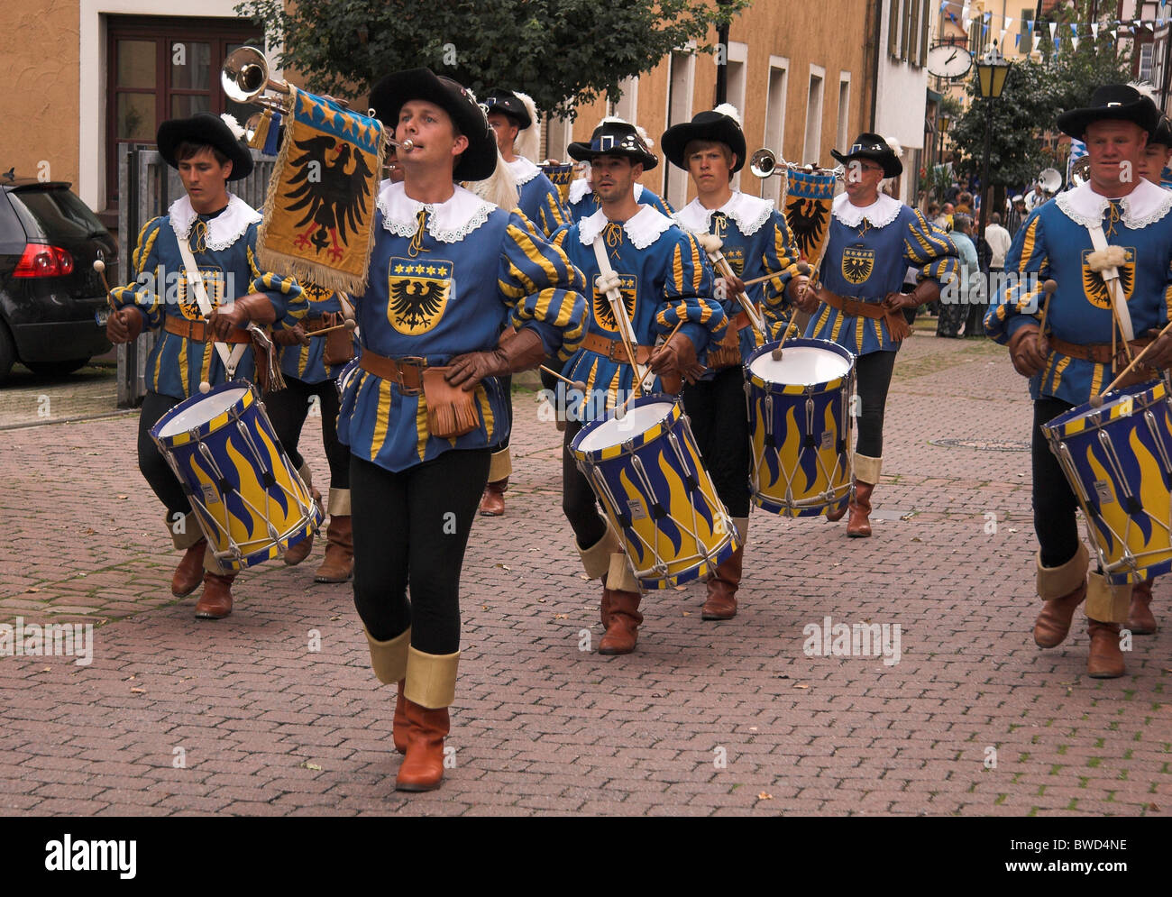 I musicisti in costume street parade, celebrazioni giubilari, Eberbach offrono, Germania Foto Stock