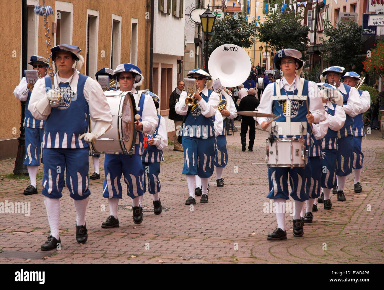 Alfiere, musicisti in costume street parade, celebrazioni giubilari, Eberbach offrono, Germania Foto Stock