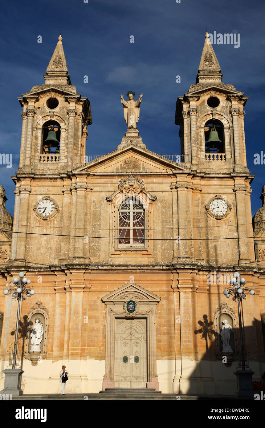 La facciata della chiesa parrocchiale di Zurrieq in Malta. Foto Stock