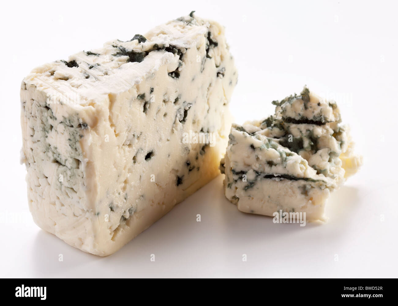 Pezzi di formaggio blu su uno sfondo bianco. Foto Stock