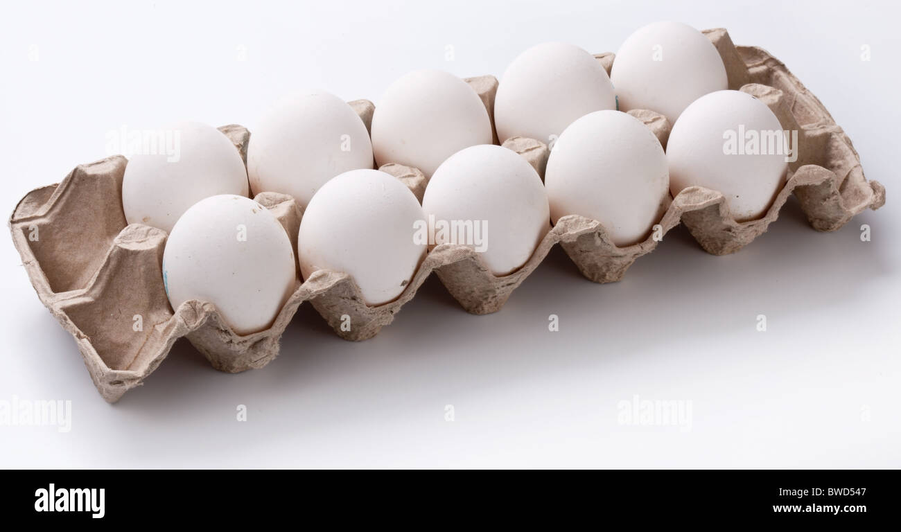 Scatola di cartone con uova isolate su un bianco. Foto Stock