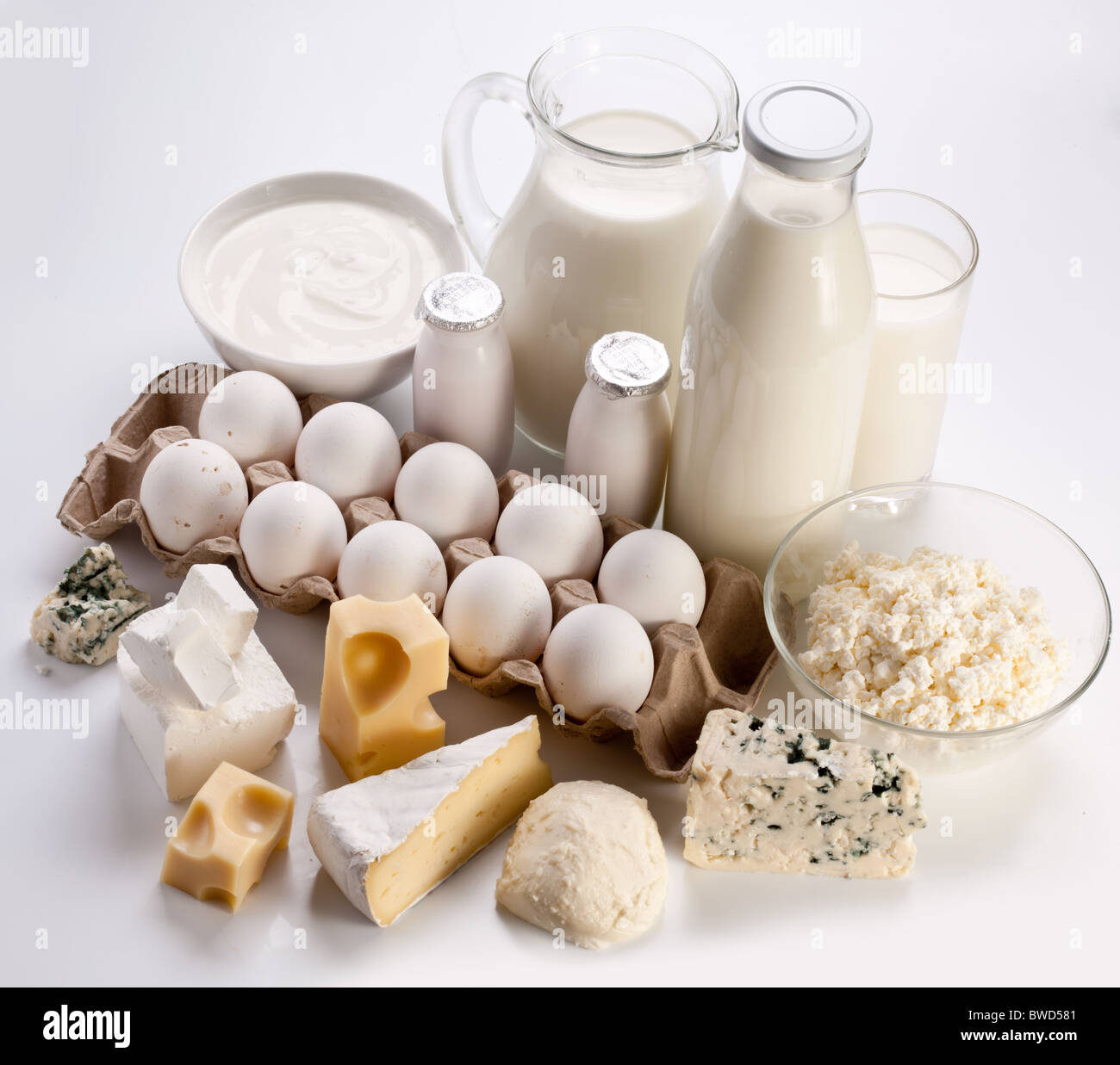 Prodotti proteici: formaggio, panna, latte, uova. Su uno sfondo bianco. Foto Stock