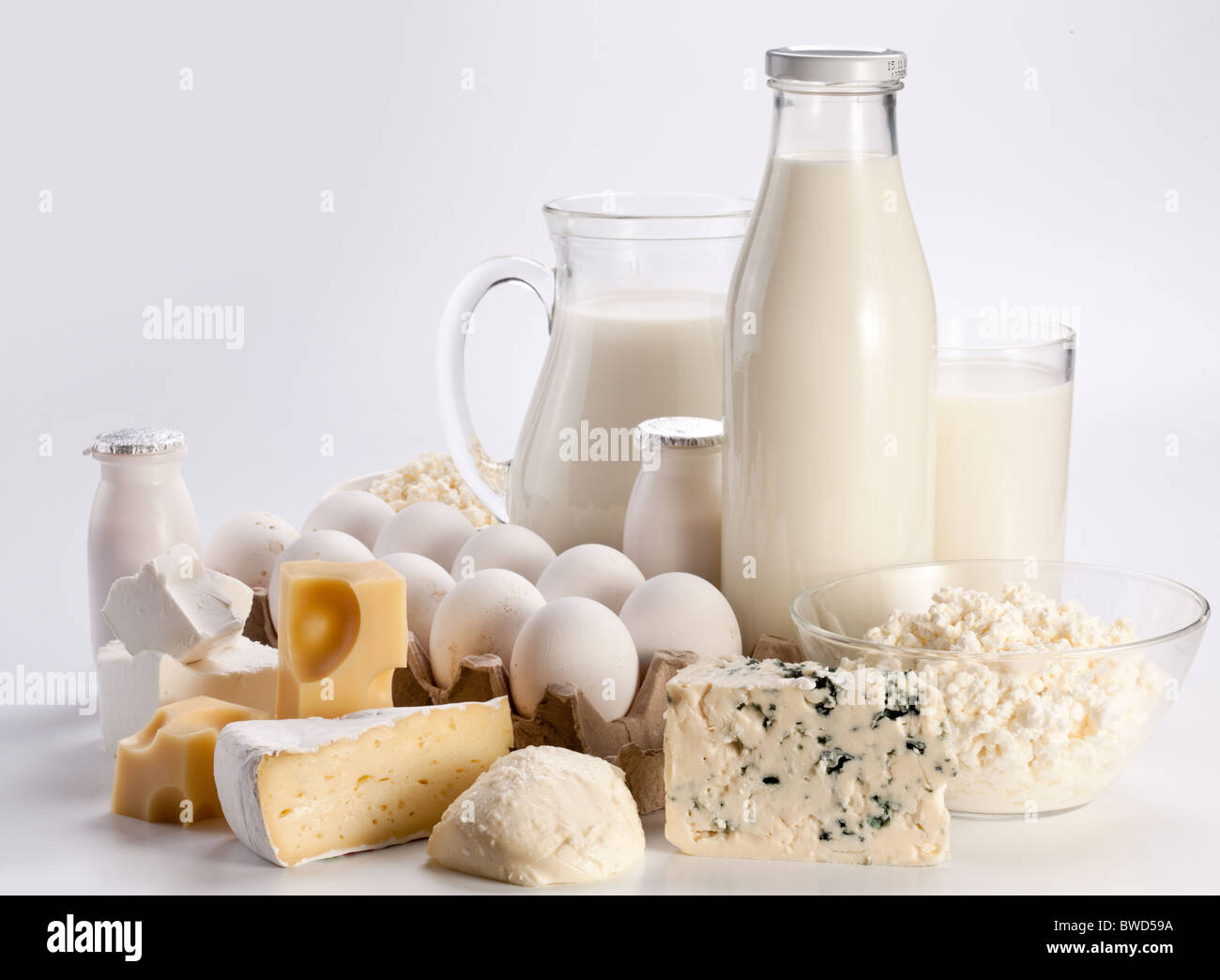 Prodotti proteici: formaggio, panna, latte, uova. Su uno sfondo bianco. Foto Stock