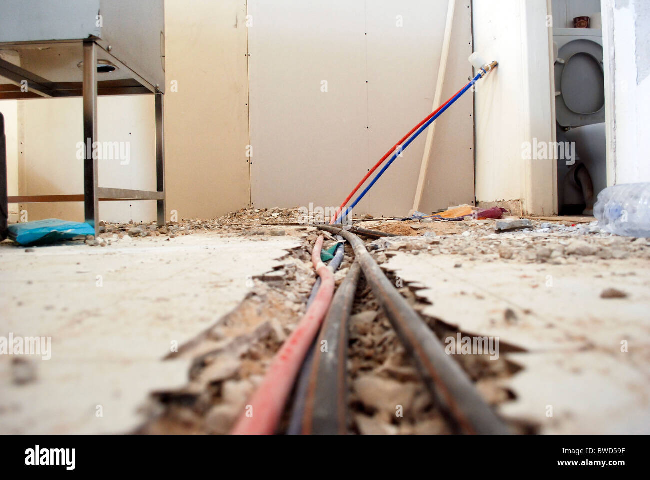 Pavimento scavato per la posa di tubazioni Foto Stock
