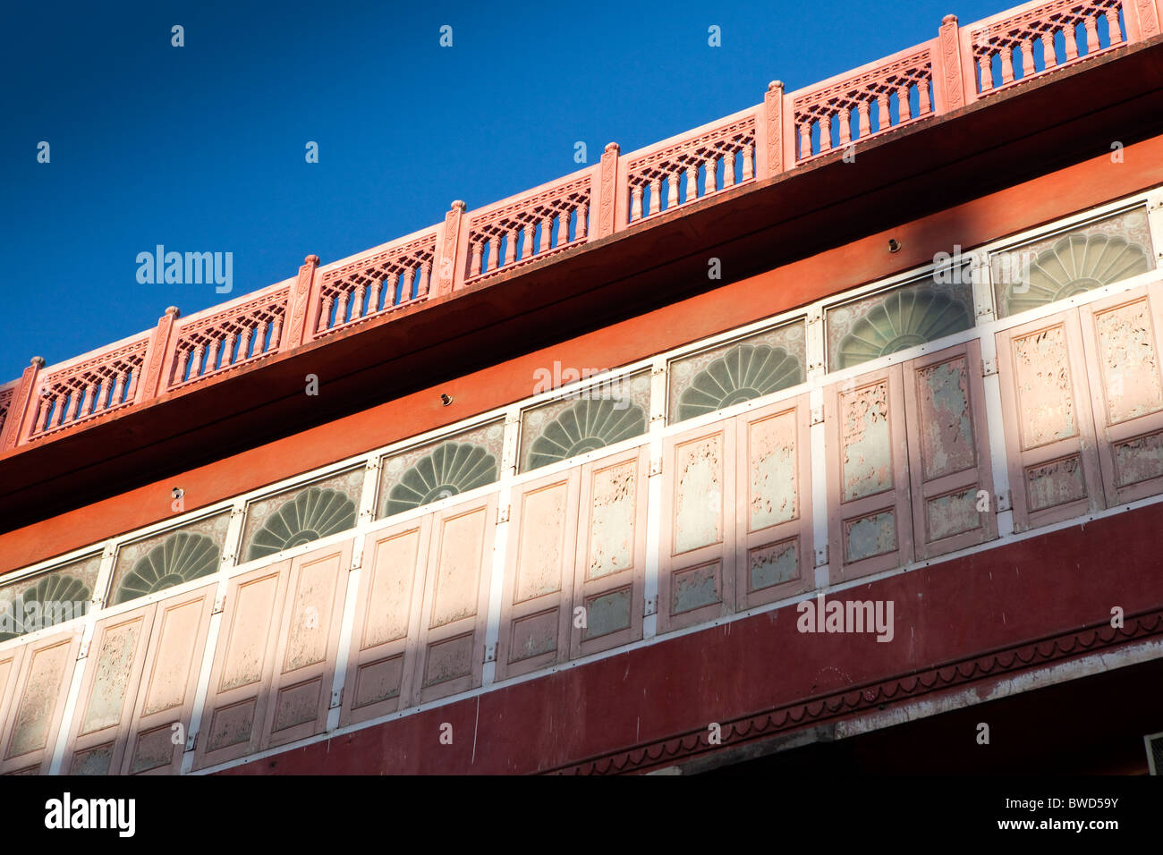 Dettagli architettonici del tipico design Rajastani a Jaipur rosa Foto Stock