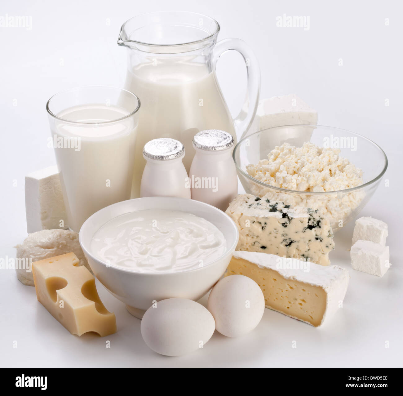 Prodotti proteici: formaggio, panna, latte, uova. Su uno sfondo bianco. Foto Stock