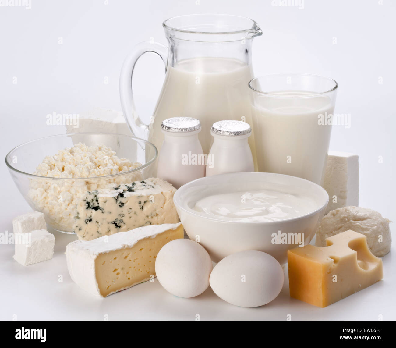 Prodotti proteici: formaggio, panna, latte, uova. Su uno sfondo bianco. Foto Stock
