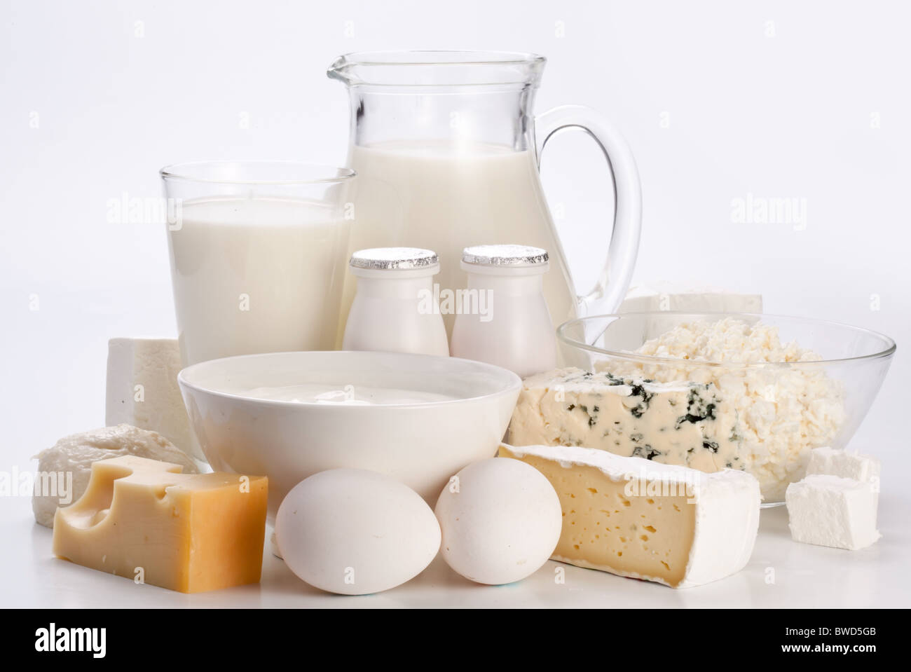 Prodotti proteici: formaggio, panna, latte, uova. Su uno sfondo bianco. Foto Stock