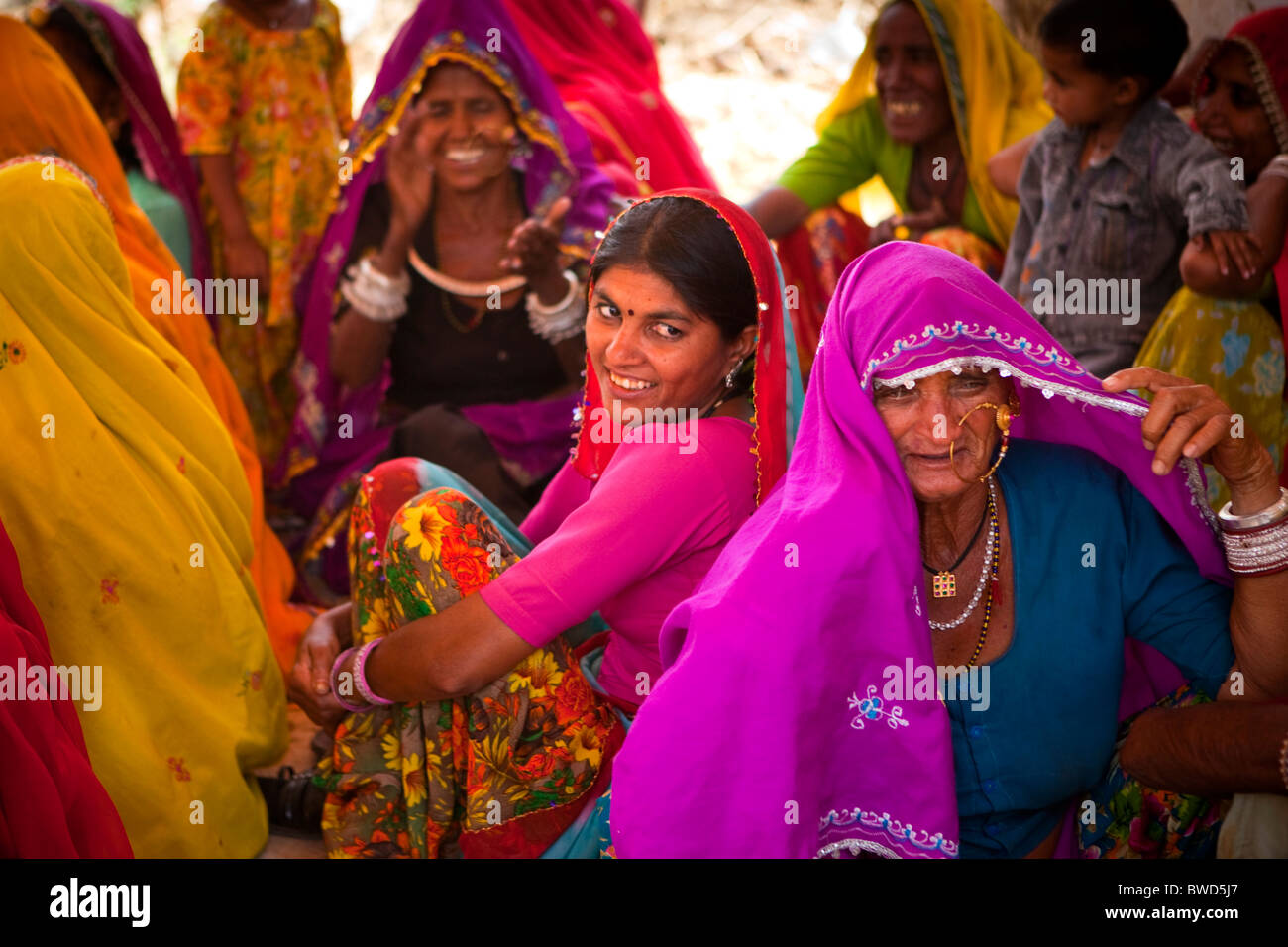 Vivacemente colorato sari ad una festa di nozze. Foto Stock