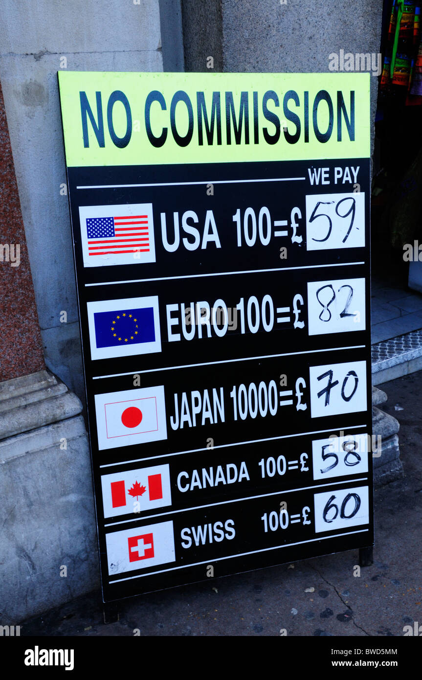 Tasso di cambio valuta segno al di fuori di un turista souvenir shop, Whitehall, London, England, Regno Unito Foto Stock