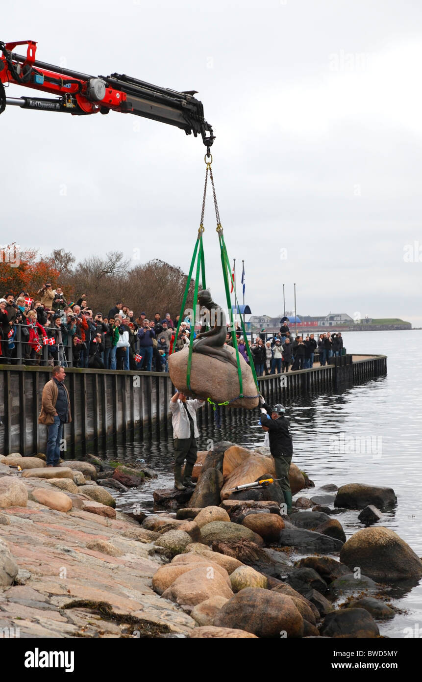 La Sirenetta è posizionato sul suo solito posto nel porto di Copenaghen dopo il suo viaggio per l'Expo di Shanghai, Cina. Foto Stock