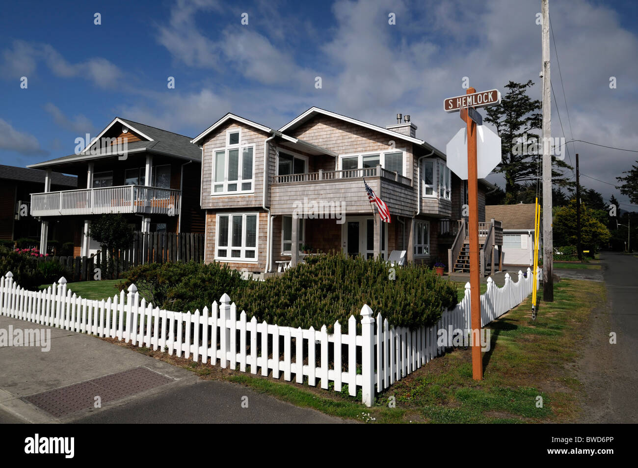 Casa su un angolo del sud la cicuta e east monroe cannon beach panoramica città Pacific Northwest oregon usa white Picket Fence Foto Stock