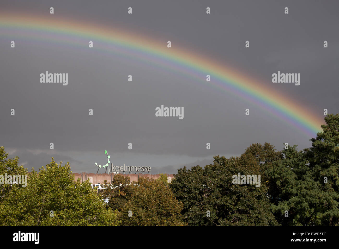 Rainbow su Kölnmesse fiera di Colonia in Germania Foto Stock