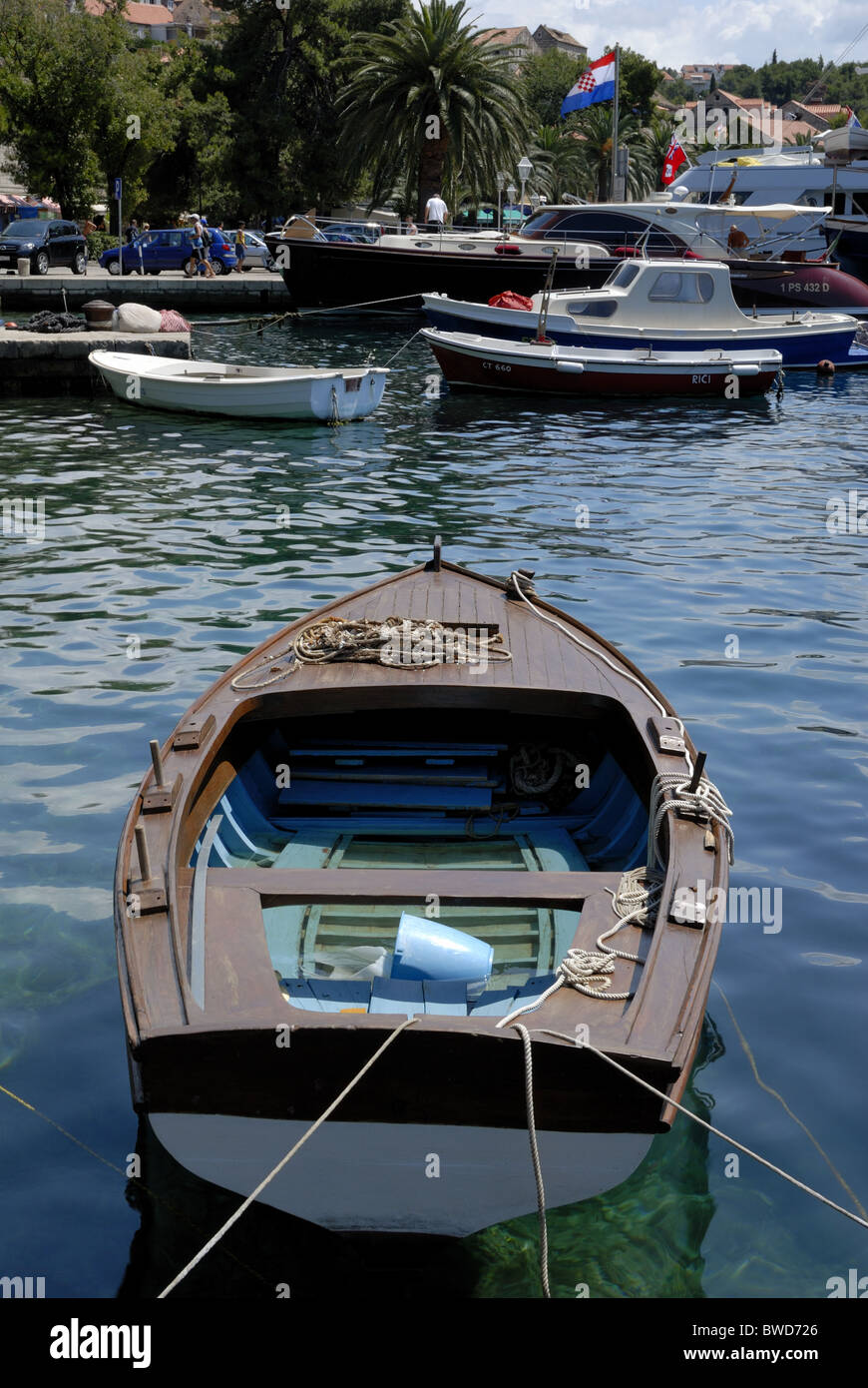 Una bella vista della tradizionale in legno barca a remi al porto della città di Cavtat. Ci sono moderne luxury cruising barche locali e Foto Stock