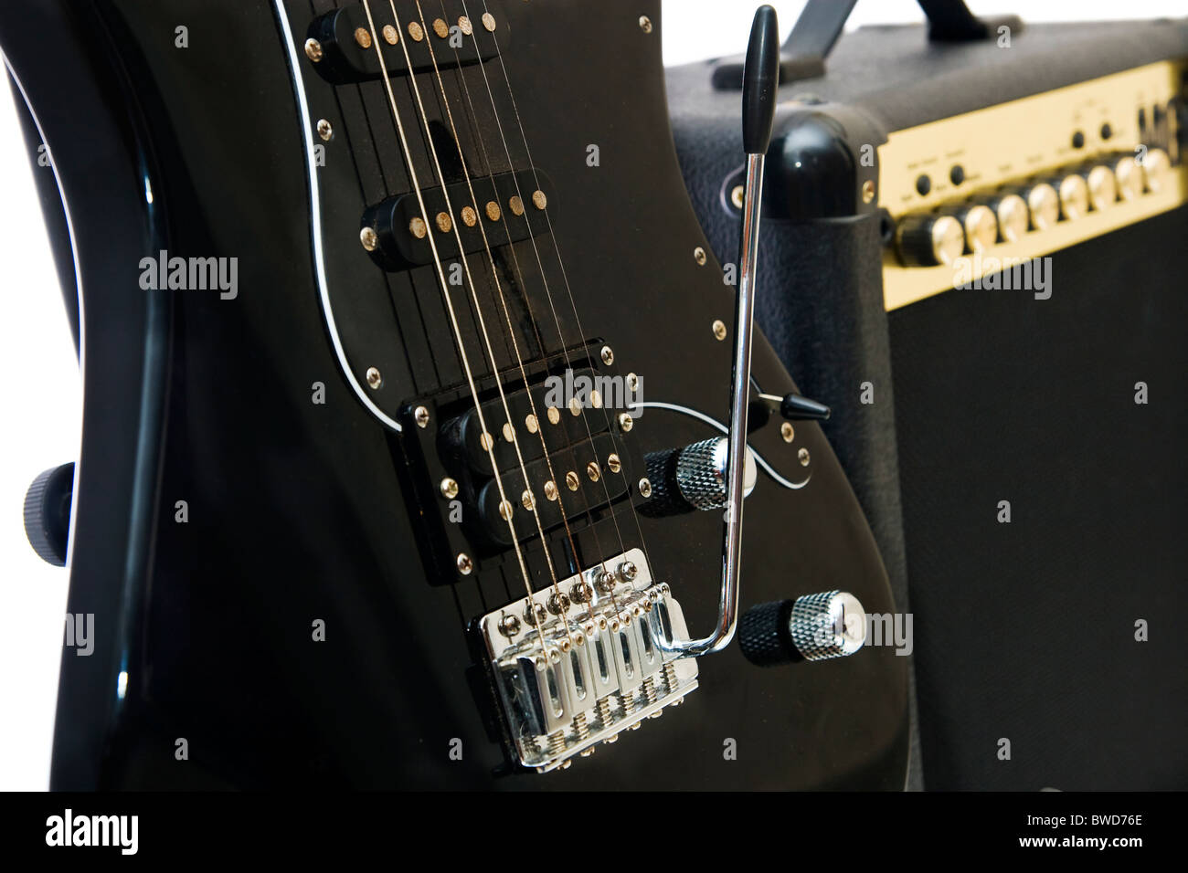 Chitarra elettrica e amplificatore isolato su uno sfondo bianco Foto Stock