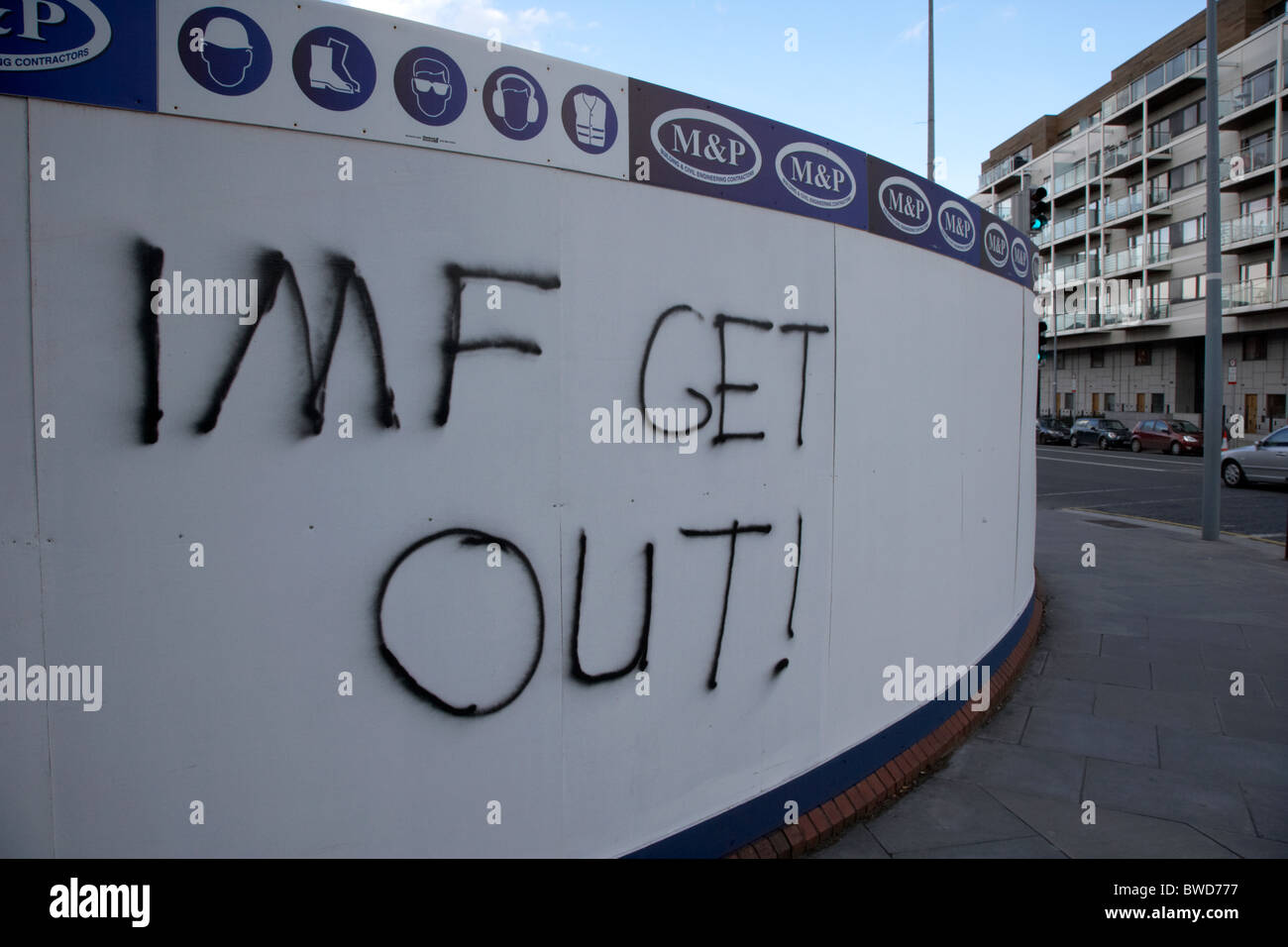 Fresh Anti FMI graffiti su un sito di costruzione parete affluent area di Dublino il giorno stesso in cui il governo irlandese ammette infine a Foto Stock