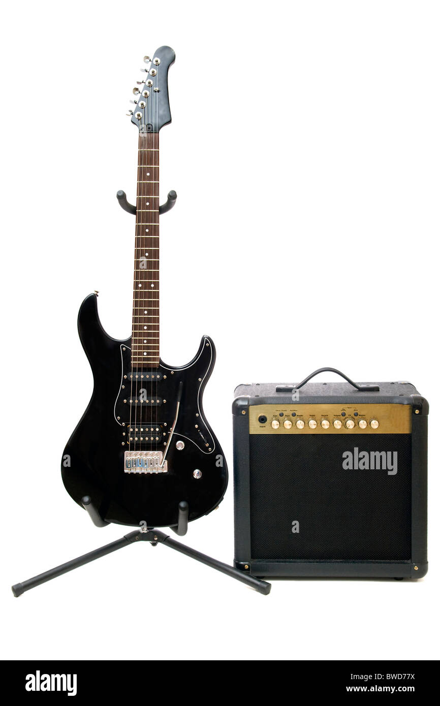 Chitarra elettrica e amplificatore isolato su uno sfondo bianco Foto Stock