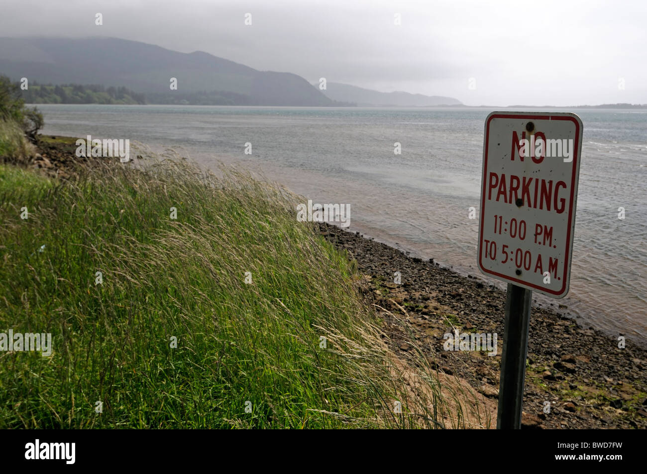 Nessun parcheggio notturno segno lungo la costa dell'Oregon Pacific Northwest usa cercando di evitare illegale camping camp scoraggiare Foto Stock
