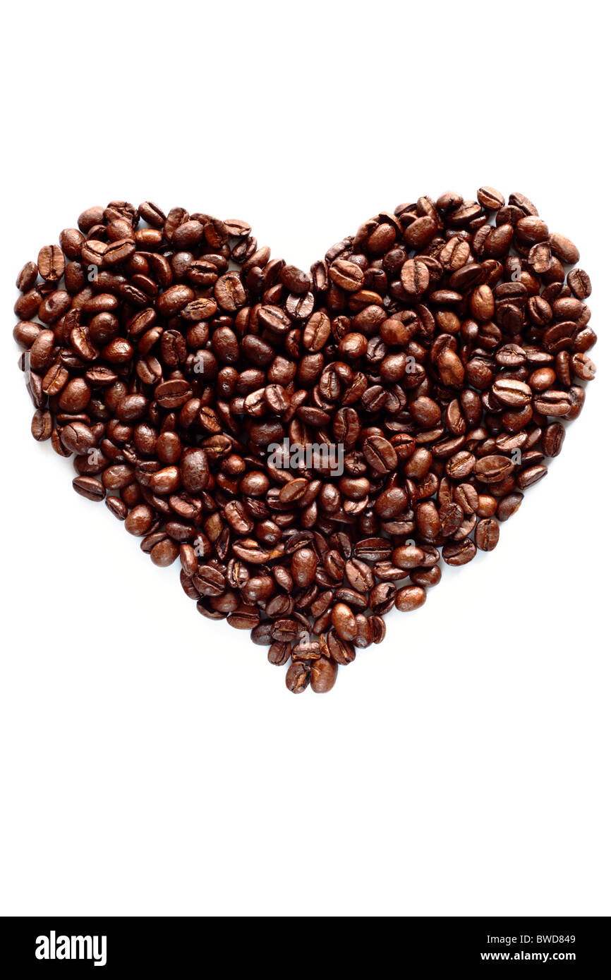 Forma di cuore simbolo costituito da chicchi di caffè su un puro sfondo bianco Foto Stock