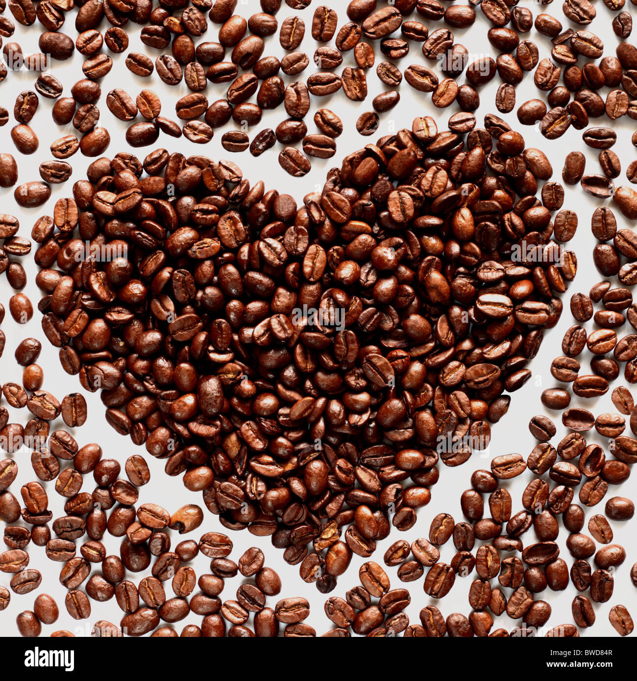 Forma di cuore simbolo costituito da chicchi di caffè Foto Stock
