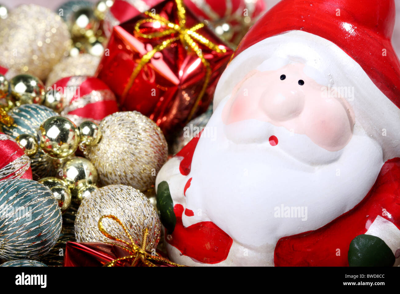 Divertente Babbo Natale con decorazioni di Natale Foto Stock