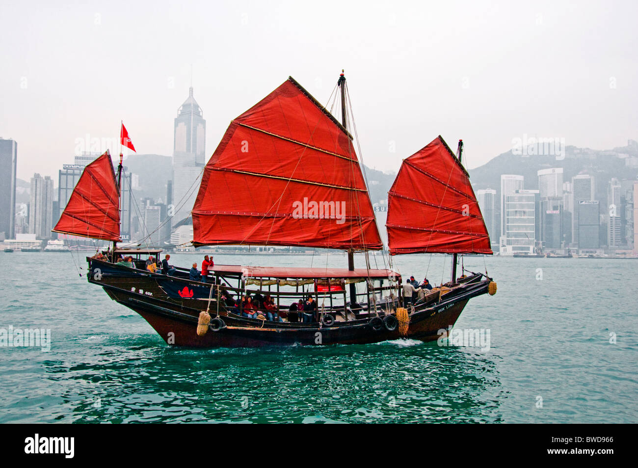 Colorato giunca Cinese con il red sail in Hong Kong Victoria Harbour Foto Stock