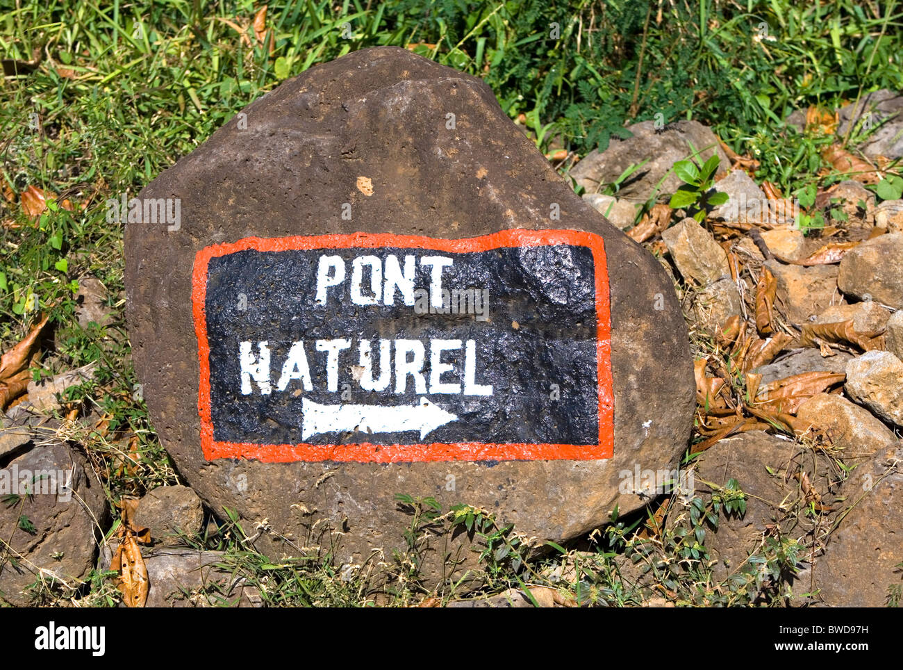 Direzioni di segno dipinto sulla grande pietra 'Pont Naturel', Maurizio Foto Stock