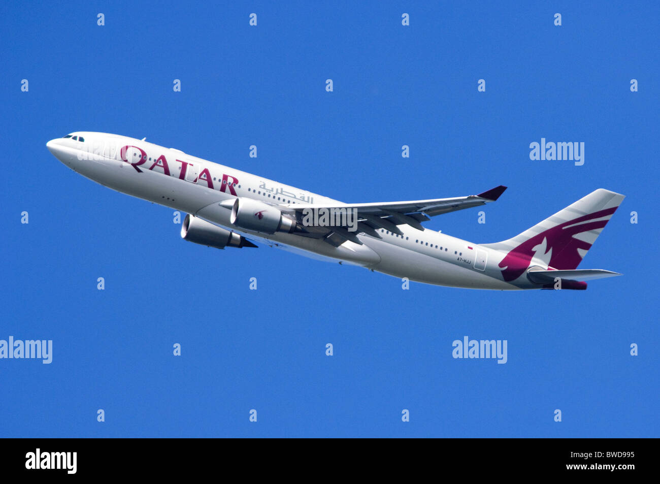 Airbus A330 azionato da Qatar Airways arrampicata fuori dopo il decollo dall'Aeroporto di Londra Heathrow Foto Stock