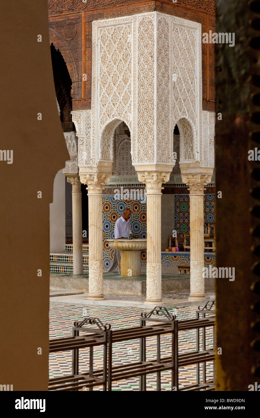 Vista interna di una moschea nella medina, la città vecchia di Fes, Marocco. Foto Stock